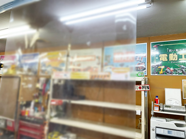 飛沫防止カーテンを設置