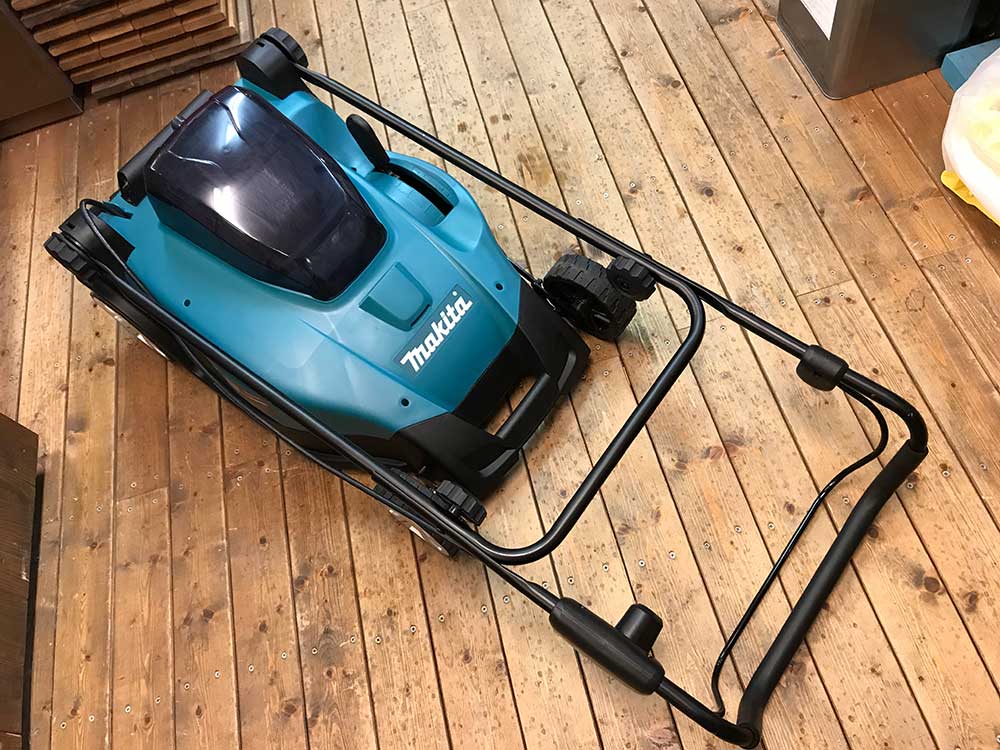 マキタ充電式芝刈り機